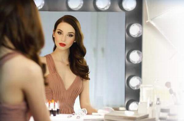 See Your Perfect Reflection In Hollywood Vanity Mirror